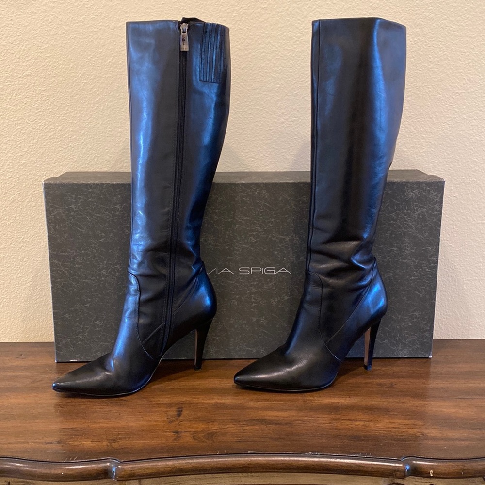 Beautiful 4” Via Spiga black leather boots!